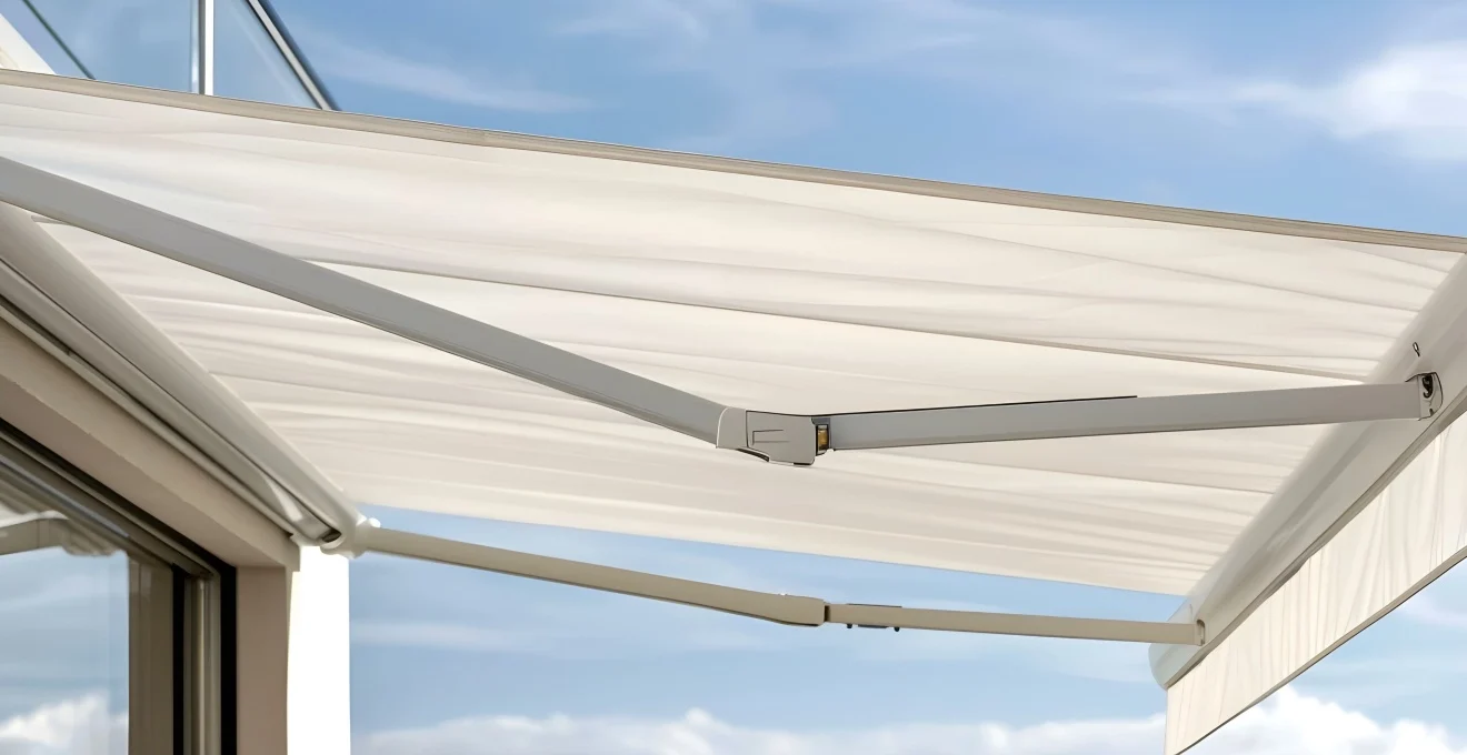 comment-nettoyer-efficacement-un-store-banne-sans-abimer-la-toile-ni-la-structure