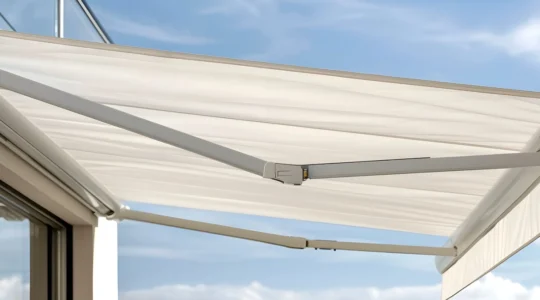 comment-nettoyer-efficacement-un-store-banne-sans-abimer-la-toile-ni-la-structure